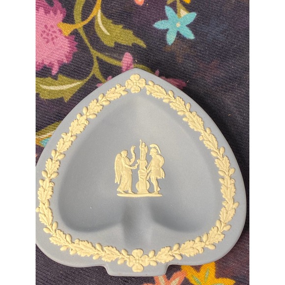 Vintage Wedgwood Blue Jasperware Spade-shaped Ashtray - Picture 3 of 12